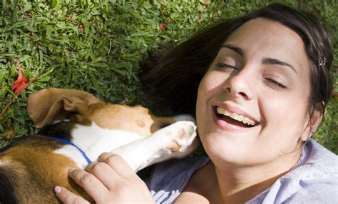 mulher comendo cachorro|Mulher faz sexo com cão enquanto marido filma